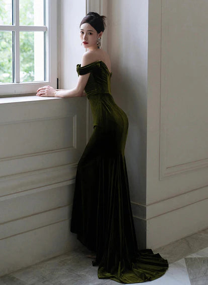 Vestido formal de sirena verde con escote en forma de corazón y hombros descubiertos